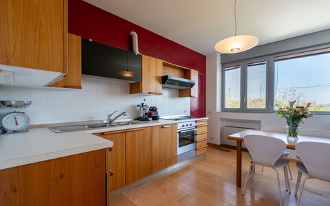 Stordita: Küche, Interior Design, Flooring, Countertop, Küchengerät, Cabinetry, Holz, Decke, Major Appliance, Fussboden