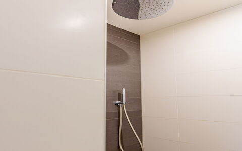 Residence Domburg: Armatur, Flooring, Interior Design, Duschkopf, Badezimmer, Decke, Fussboden, Dusche, Light Fixture, Installation