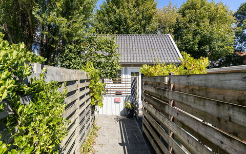 Residence Domburg: Strauch, Garten, Zuhause, Zaun, Hinterhof, Abstellgleis, Schatten, Home Fechten, Landscaping, Garten