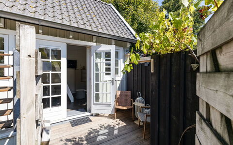 Residence Domburg: Holz, Tür, Zuhause, Verbundwerkstoff, Hütte, Blumentopf, Deck, Gartenmöbel, Hartholz, Veranda