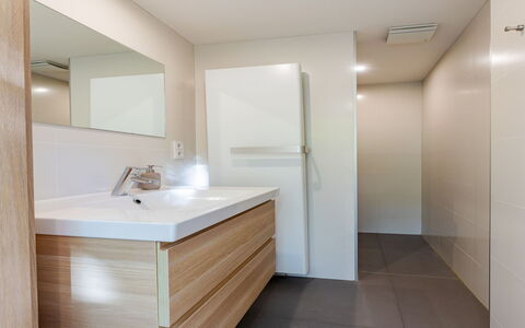 Residence Domburg: Flooring, Interior Design, Fussboden, Holz, Badezimmerschrank, Bad Sink, Armatur, Badezimmer, Installation, Cabinetry