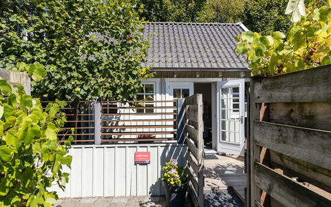 Residence Domburg: Haus, Strauch, Zuhause, Tür, Blumentopf, Hütte, Schatten, Garten, Abstellgleis
