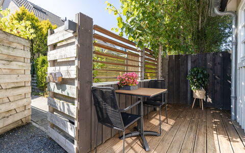 Residence Domburg: Holz, Möbel, Gartenmöbel, Hartholz, Deck, Planke, Blumentopf, Holzbeize, Garten, Hinterhof