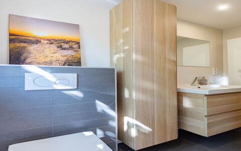Residence Domburg: Flooring, Interior Design, Fussboden, Wand, Badezimmer, Holz, Armatur, Badezimmerschrank, Toilette, Spiegel