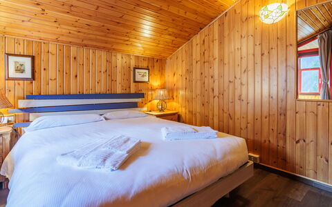 Boiserie: Holz, Schlafzimmer, Bett, Decke, Interior Design, Bettdecke, Möbel, Zuhause, Fussboden, Bedding