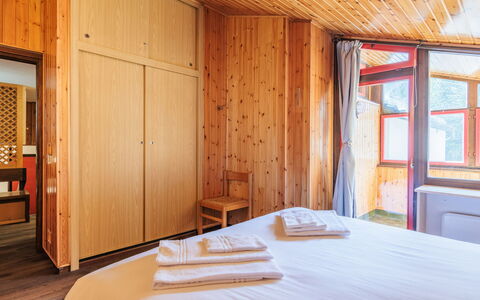 Boiserie: Holz, Interior Design, Decke, Fussboden, Flooring, Holzbeize, Zimmer, Schlafzimmer, Bett, Hartholz