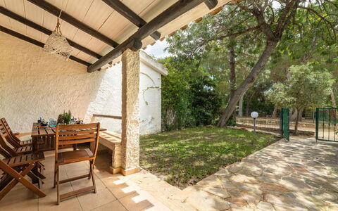 Casa ai Mandorli: Schatten, Hinterhof, Veranda, Garten, Flagstone, Estate, Gartenmöbel, Stuhl, Outdoor Struktur, Garten