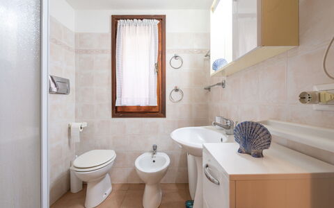 Casa ai Mandorli: Toilleten Sitz, Armatur, Toilette, Badezimmer, Flooring, Bad Sink, Sinken, Fussboden, Interior Design, Zapfhahn