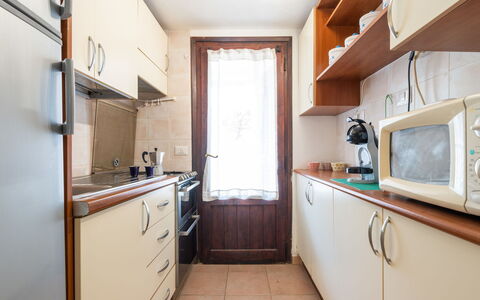Casa ai Mandorli: Holz, Küche, Major Appliance, Flooring, Countertop, Küchengerät, Cabinetry, Interior Design, Möbel, Fussboden