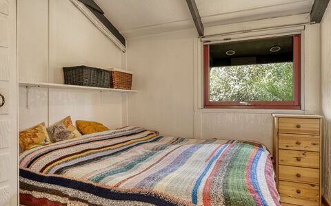 Nimrod - 800M from the Sea: Schlafzimmer, Interior Design, Holz, Bett, Möbel, Bettdecke, Decke, Fussboden, Zimmer, Flooring