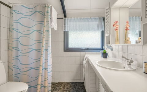 Nimrod - 800M from the Sea: Interior Design, Flooring, Armatur, Fussboden, Badezimmer, Sinken, Textil, Decke, Zapfhahn, Badezimmerschrank