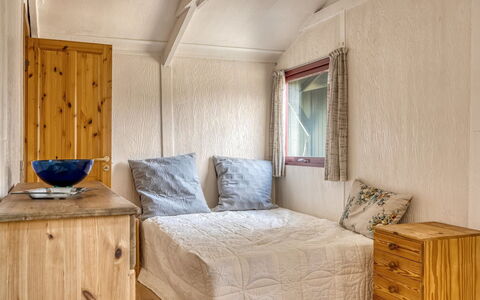 Nimrod - 800M from the Sea: Holz, Flooring, Fussboden, Interior Design, Möbel, Zimmer, Schlafzimmer, Holzbeize, Bett, Decke