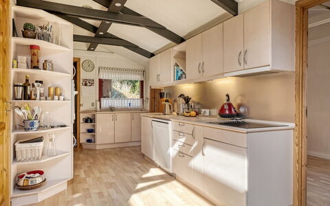 Nimrod - 800M from the Sea: Küche, Countertop, Cabinetry, Interior Design, Möbel, Holz, Major Appliance, Flooring, Küchengerät, Decke