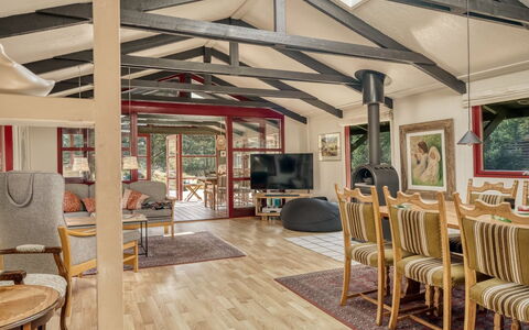 Nimrod - 800M from the Sea: Holz, Decke, Interior Design, Flooring, Fussboden, Möbel, Couch, Wohnzimmer, Holzboden, Zimmer