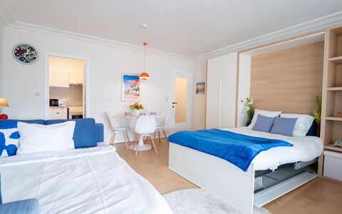 Cosy @ the Beach Studio with Pool: Möbel, Interior Design, Flooring, Fussboden, Zimmer, Schlafzimmer, Holz, Decke, Bett, Textil