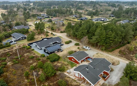 Gunborg - 2.5Km from the Sea: Dach, Haus, Zuhause, Hütte, Abstellgleis, Estate, Auffahrt, Gartenbauten, Garten, Schuppen