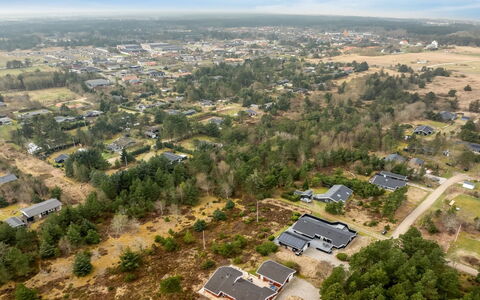 Gunborg - 2.5Km from the Sea: Dach, Haus, Zuhause, Hütte, Abstellgleis, Estate, Auffahrt, Gartenbauten, Garten, Schuppen