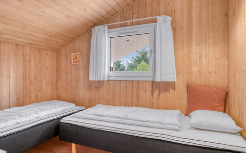 Gunborg - 2.5Km from the Sea: Holz, Schlafzimmer, Fussboden, Decke, Holzbeize, Hartholz, Planke, Bett, Bedding, Zimmer
