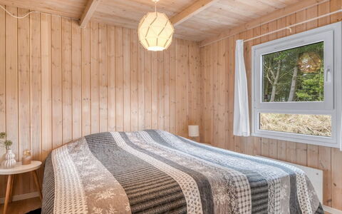 Gunborg - 2.5Km from the Sea: Schlafzimmer, Interior Design, Holz, Decke, Flooring, Bett, Fussboden, Möbel, Bettdecke, Bedding