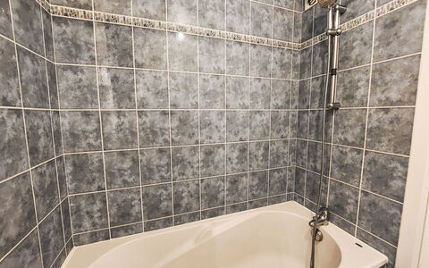 Les Demeures du Parc: Badezimmer, Armatur, Badewanne, Flooring, Fussboden, Installation, Fliese, Verbundwerkstoff, Dusche, Zapfhahn