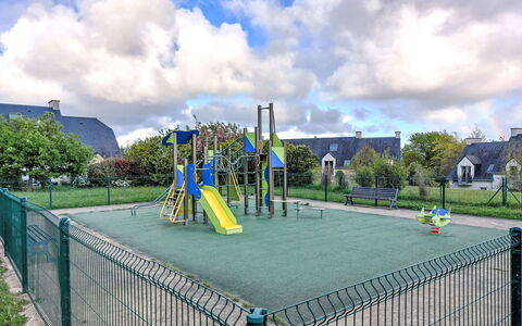 Les Demeures du Parc: Spielmittel, Öffentlicher Raum, Zaun, Spielplatz, Spielplatz Rutsche, Schatten, Garten, Park, Landscaping, Rutsche