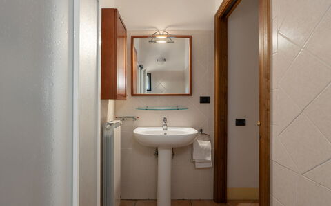 Casa Livia: Wand, Armatur, Bad Sink, Holz, Flooring, Interior Design, Sinken, Fussboden, Badezimmer, Spiegel