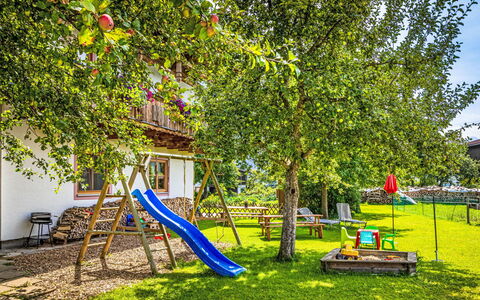 Saalfelden am Steinernen Meer 24: Rasen, Hütte, Garten, Garten, Hinterhof, Park, Landscaping, Bauernhaus, Spielmittel, Eco Hotel