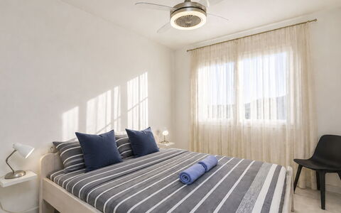 Country Club Family: Interior Design, Möbel, Light Fixture, Decke, Schlafzimmer, Flooring, Holz, Bett, Fussboden, Beleuchtung