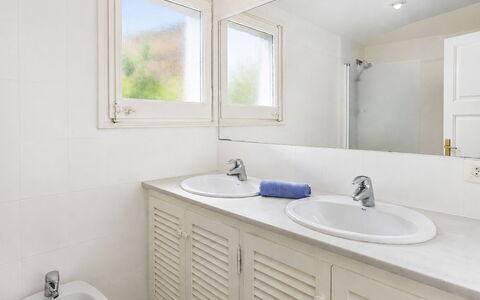 Country Club Family: Flooring, Armatur, Bad Sink, Fussboden, Sinken, Interior Design, Zapfhahn, Badezimmerschrank, Badezimmer, Decke