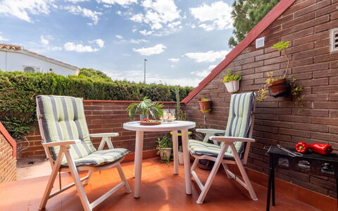 Mila: Gartenmöbel, Garten, Tisch Im Freien, Stuhl, Schatten, Landscaping, Hinterhof, Garten, Eco Hotel, Küche & Esszimmer Tisch