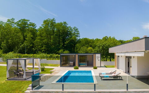 Villa Romantica: Gartenmöbel, Garten, Tisch Im Freien, Stuhl, Schatten, Landscaping, Hinterhof, Garten, Eco Hotel, Küche & Esszimmer Tisch