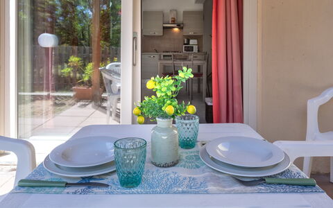 La Casetta di Franci: Gartenmöbel, Garten, Tisch Im Freien, Stuhl, Schatten, Landscaping, Hinterhof, Garten, Eco Hotel, Küche & Esszimmer Tisch