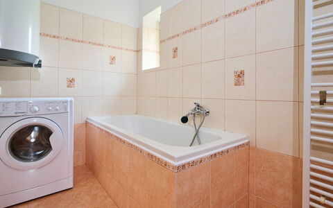 U Pekařů: Flooring, Fussboden, Armatur, Interior Design, Badezimmer, Fliese, Decke, Zapfhahn, Badewanne, Installation
