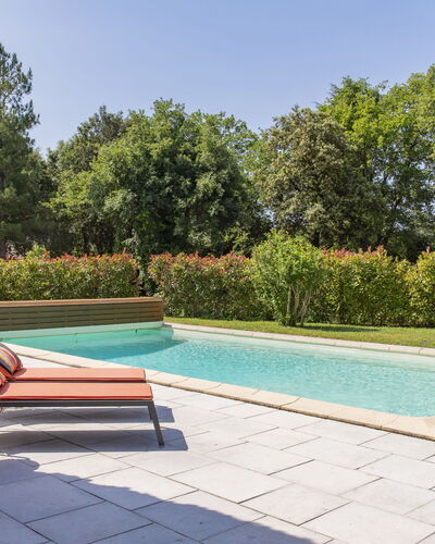 Clairchant: Schwimmbad, Gartenmöbel, Garten, Verbundwerkstoff, Schatten, Landscaping, Flagstone, Fliese, Terrasse, Hinterhof