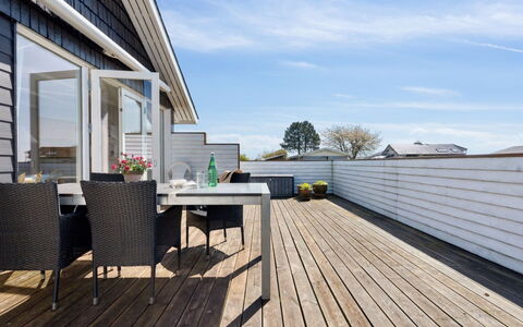 Hira - 200M from the Sea: Dach, Haus, Zuhause, Hütte, Tür, Abstellgleis, Deck, Veranda, Planke, Hartholz