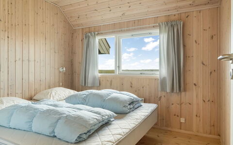 Tilje - 80M from the Sea: Schlafzimmer, Holz, Bett, Interior Design, Decke, Fussboden, Bettdecke, Bedding, Flooring, Bettrahmen