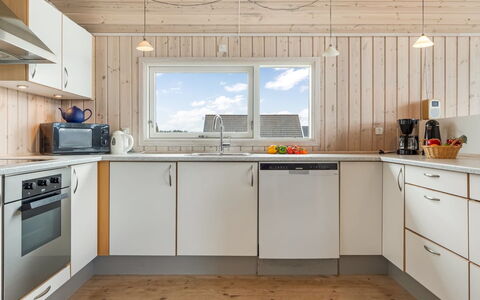 Tilje - 80M from the Sea: Holz, Küche, Flooring, Countertop, Küchengerät, Interior Design, Zuhause, Decke, Major Appliance, Holzbeize