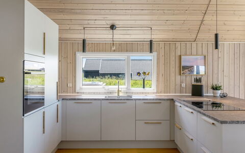 Tilje - 80M from the Sea: Küche, Flooring, Holz, Countertop, Interior Design, Holzboden, Decke, Fussboden, Cabinetry, Küchengerät