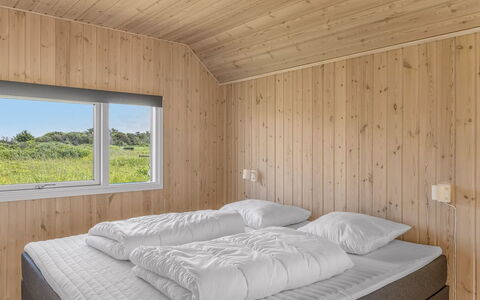 Tilje - 80M from the Sea: Holz, Schlafzimmer, Bedding, Bett, Bettdecke, Bettrahmen, Decke, Hartholz, Zimmer, Planke