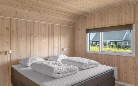 Tilje - 80M from the Sea: Holz, Schlafzimmer, Decke, Flooring, Interior Design, Fussboden, Bett, Bedding, Bettdecke, Bettrahmen