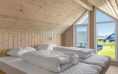 Tilje - 80M from the Sea: Holz, Schlafzimmer, Zuhause, Bedding, Bett, Linens, Hartholz, Bettrahmen, Planke, Bettdecke