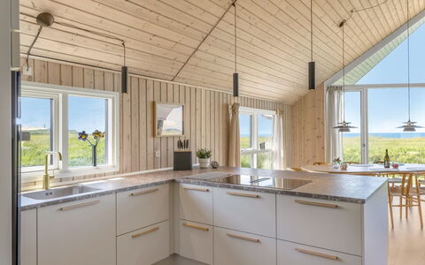 Tilje - 80M from the Sea: Holz, Decke, Flooring, Küche, Zuhause, Hartholz, Countertop, Holzboden, Light Fixture, Holzbeize
