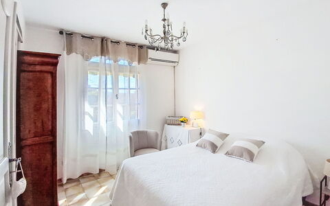 La Coustelline: Möbel, Bett, Schlafzimmer, Interior Design, Bedding, Fussboden, Bettdecke, Linens, Flooring, Textil
