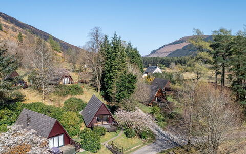 Sandpiper Lodge: Baum, Blatt, Bergforms, Vegetation, Haus, Strauch, Landschaft, Hochland, Hügel
