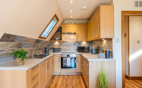 Sandpiper Lodge: Küche, Möbel, Interior Design, Flooring, Countertop, Holz, Küchengerät, Fussboden, Cabinetry, Decke