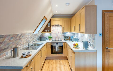 Oystercatcher: Interior Design, Flooring, Küche, Holz, Möbel, Countertop, Decke, Fussboden, Cabinetry, Küchengerät