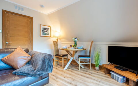 Oystercatcher: Möbel, Interior Design, Flooring, Holz, Fussboden, Holzboden, Decke, Wohnzimmer, Couch, Beleuchtung