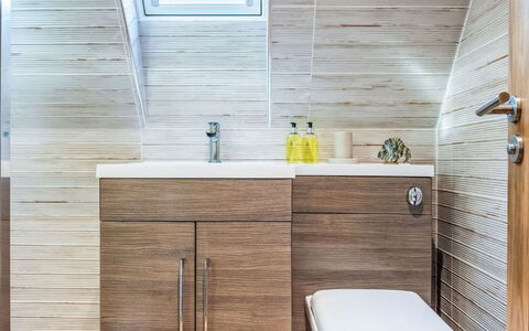 Oystercatcher: Flooring, Armatur, Holz, Fussboden, Interior Design, Badezimmer, Installation, Sinken, Zapfhahn, Holzboden