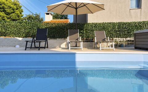 Helen: Schwimmbad, Gartenmöbel, Regenschirm, Möbel, Resort, Sonnenliege, Stuhl, Verbundwerkstoff, Schatten, Eco Hotel