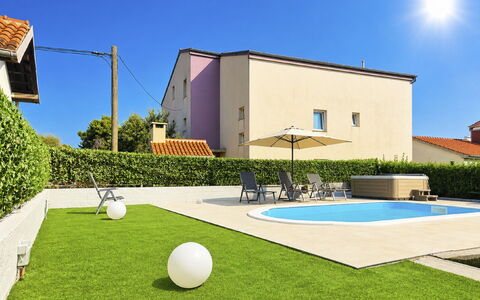 Helen: Gras, Schwimmbad, Garten, Rasen, Freizeit, Kunstrasen, Garten, Landscaping, Hinterhof, Schatten